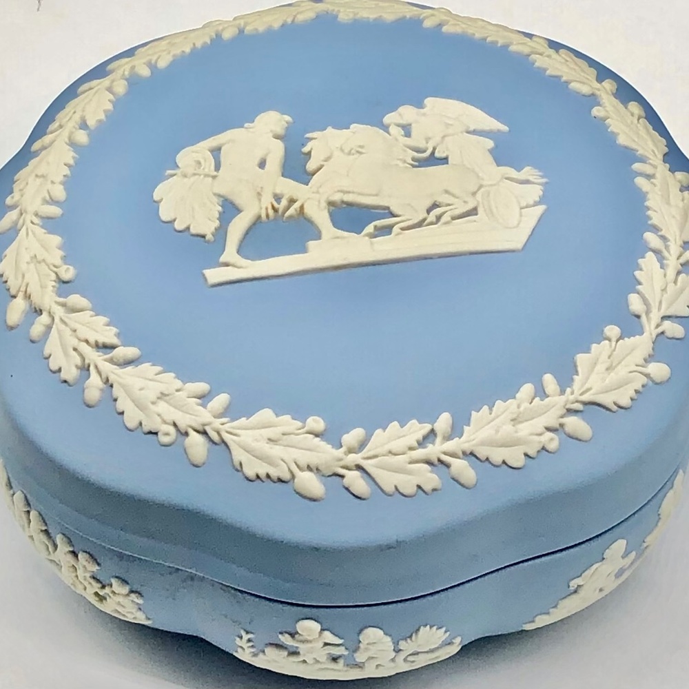 Wedgewood Vintage trinket box excellent condition